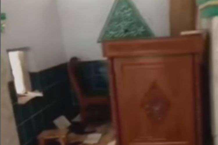 Miris! OTK yang Serang Masjid di Jawa Tengah Bakar Tirai Pembatas Pria-Wanita