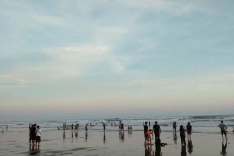 Waspada Gelombang Tinggi! Basarnas Ingatkan Wisatawan Tidak Berenang di Pantai Selatan