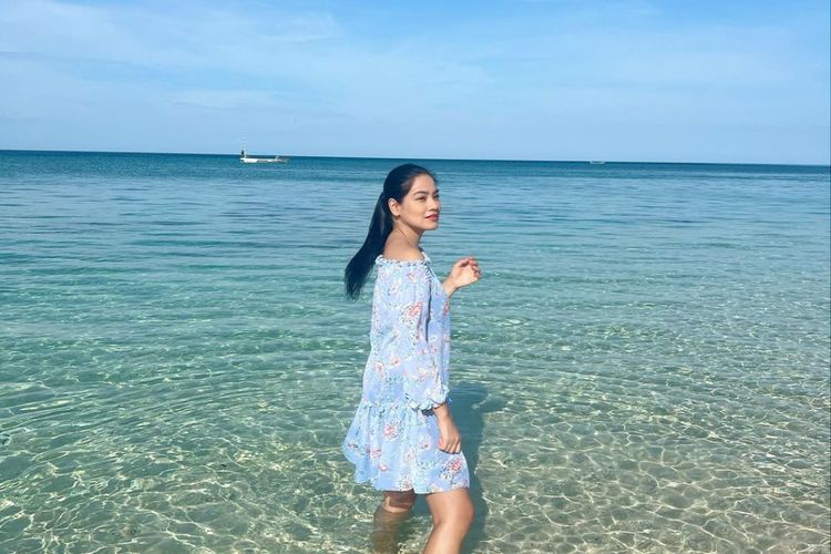 Potret Cantik Titi Kamal Pose di Pantai, Netizen: Enggak Capek Kelihatan Muda Terus?