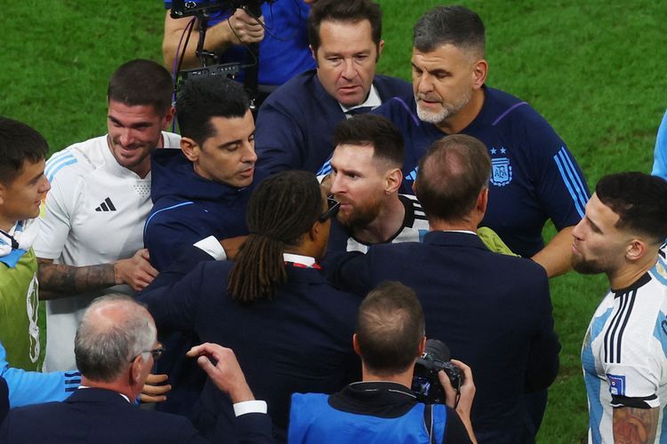 Intip Momen Messi Berseteru dengan Van Gaal, Ekspresi De Paul Bikin Salfok!
