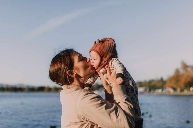 12 Puisi tentang Ibu yang Menyentuh Hati, Cocok untuk Hari Ibu!