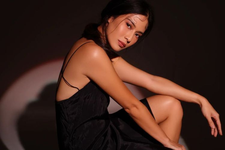 Potret Seksi Dian Sastro Pakai Dress Mini Hitam, Nampak Bagian Punggungnya yang Terbuka