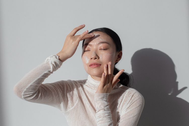 Tips Merawat Kulit saat Liburan Biar Skin Barrier Enggak Rusak
