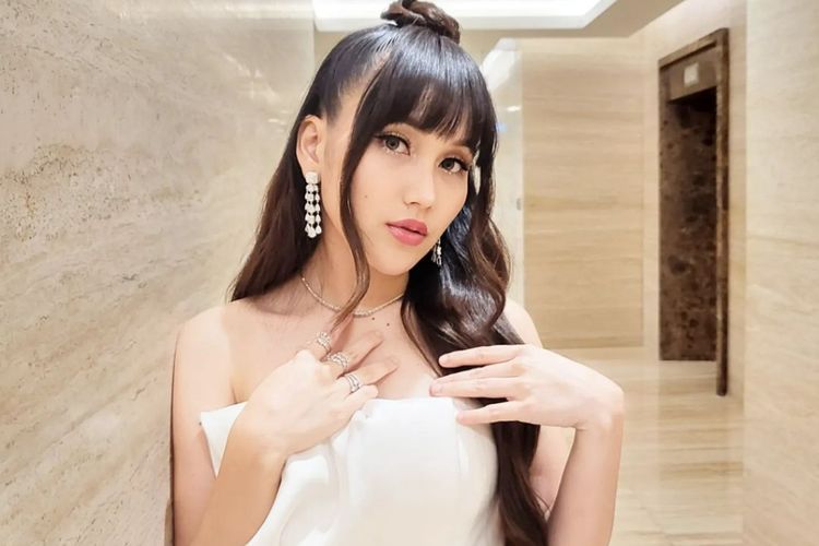 Ayu Ting Ting Tampil Berponi Pakai Gaun Putih, Sekilas Mirip Lucinta Luna