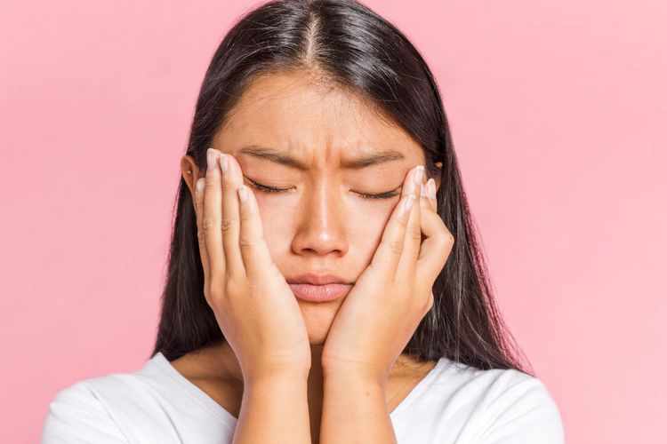 Kulit Sering Terpapar Polusi Udara? Kamu Butuh Eksfoliasi Wajah, Loh
