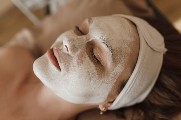 8 Masker Wajah Alami untuk Memutihkan Kulit Kusam, Bikin Glowing!
