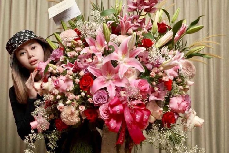 Buka Toko Baru, Denise Chariesta Pamer Kebahagiaan Dapat Bunga dari Regidatau