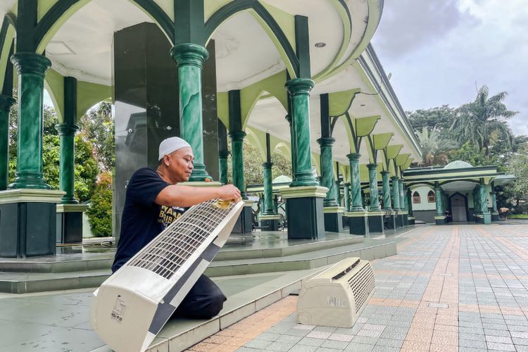 Kepedulian Daikin Bersihkan AC di 65 Rumah Ibadah Area Medan dan Aceh
