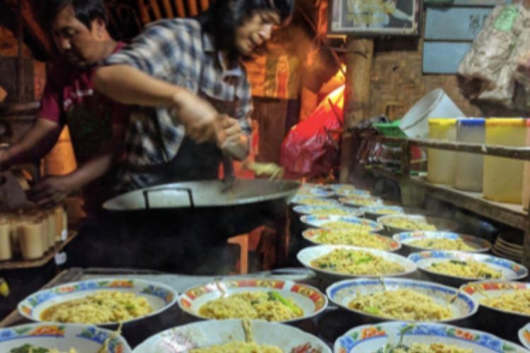 Gak Masuk Akal! Demi 5 Makanan Ini Orang Rela Antre Lama, No 3 Cuma Mi Instan Biasa?
