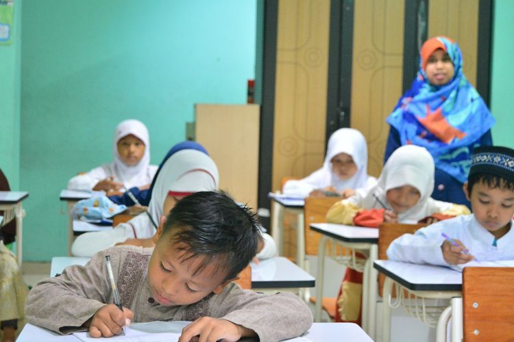 10 Contoh Puisi Pendek Anak Sekolah untuk SD, SMP, dan SMA