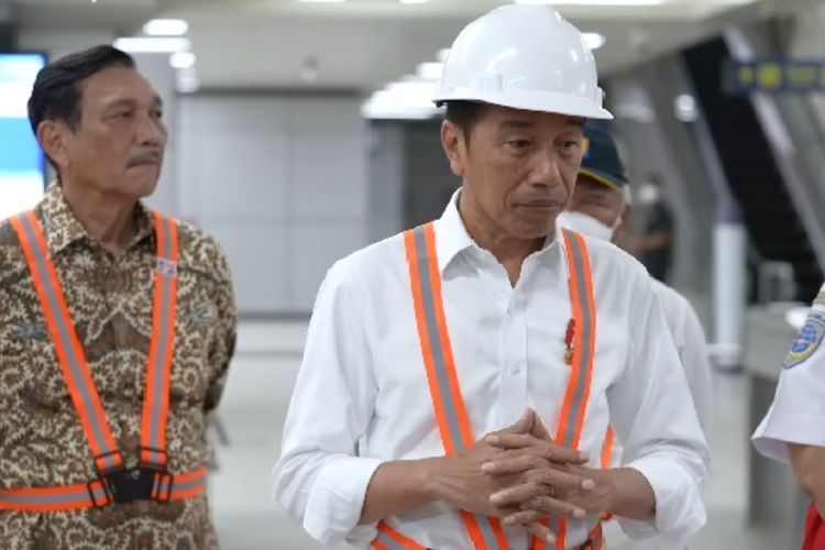 Ditemani Menko Luhut, Presiden Jokowi Jajal LRT Jabodebek