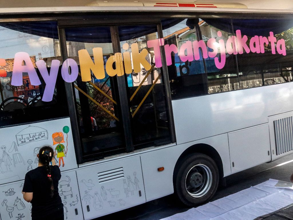 Transjakarta Perbolehkan Melayani Penumpang Berkaos Partai, Selama Tidak Kampanye
