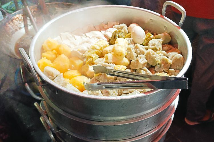 Murahnya Kebangetan! Siomay Mandala Kuliner Malam Favorit di Jogja, Belinya Harus Antre