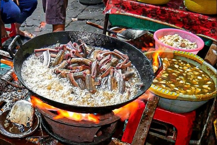 Wajib Coba Pedasnya Sambal Belut Bu Yuli, Kuliner Surabaya yang Viral Dimana-mana! 