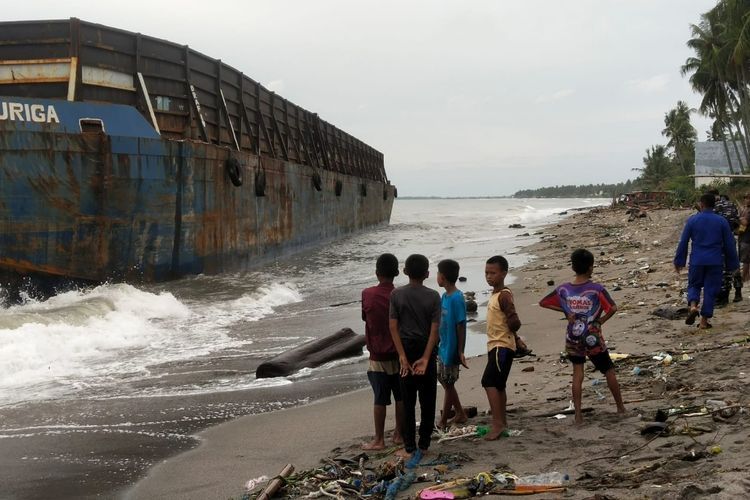 Bikin Geger! Kapal Tongkang Raksasa Terdampar di Pinrang Jadi Tontonan Warga