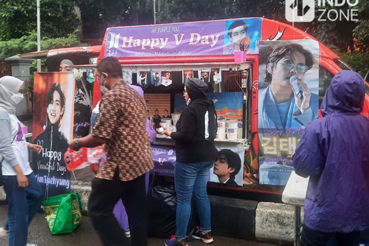 V BTS Ultah, Army Indonesia Berbagi Makanan Buat Pemotor di Pinggir Jalan di Kala Hujan