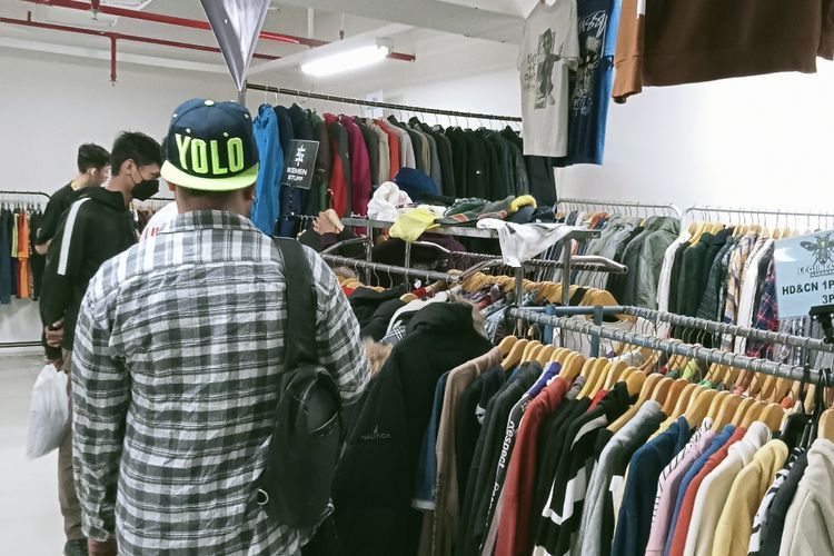 Barang Branded Super Murah! Sensasi Thrifting di Dalam Mal, Warga Karawang Auto Kalap