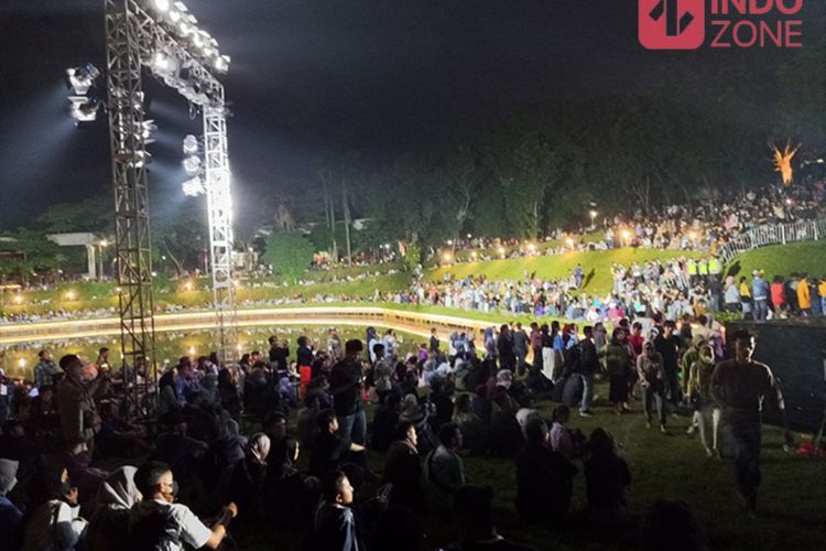 Puluhan Ribu Masyarakat Padati TMII Untuk Merayakan Pergantian Tahun Baru