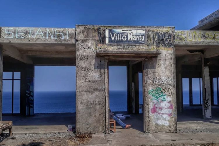 Misteri Vila Hantu di Lombok, Tempat Melihat Keindahan Pantai dan Sunset Tapi Angker!
