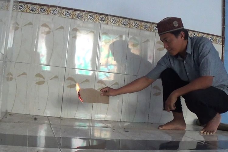 Viral! Penampakan Gas Alam Muncul di Teras Musala, Malah Dipakai Warga untuk Hal Nyeleneh
