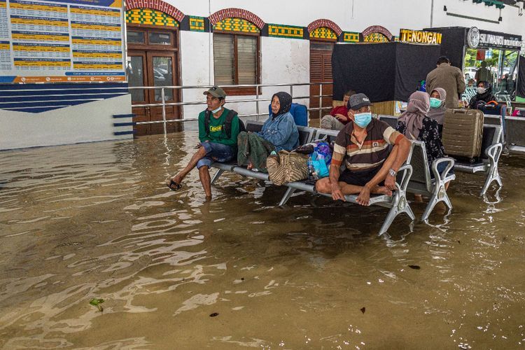 Masih Tergenang Banjir, Begini Kondisi Stasiun Semarang Tawang Pagi Ini