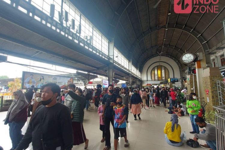 Sore Hari Ini, Stasiun Jakarta Kota Ramai Pengunjung Didominasi Wisatawan Kota Tua