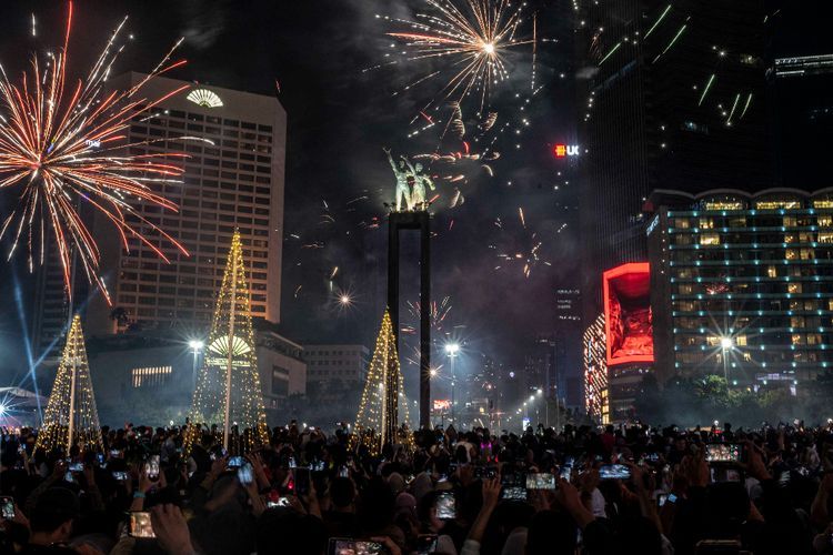Cerita PJLP yang Bersihkan Sampah Usai Pesta Tahun Baru 2023 di Bundaran HI