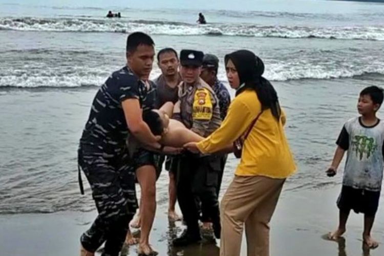 Foto-foto Penyelamatan Dramatis Siswa SMK PGRI 1 Kediri yang Tenggelam di Pantai Prigi