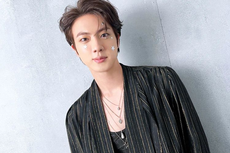 Potret Jin BTS Pakai Baju Tentara dan Topi Baret Bikin Meleleh: Oppa Lagi Syuting Film?