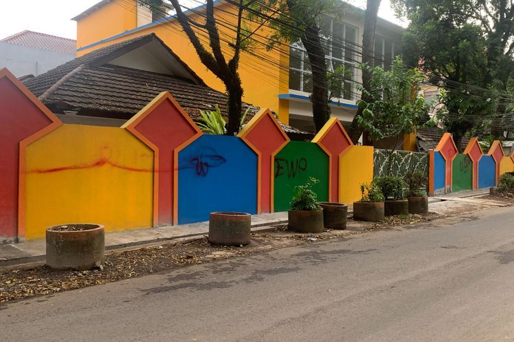 Bikin Emosi! Baru Selesai Dicat, Tembok Sekolah Ini Dikotori Aksi Vandalisme