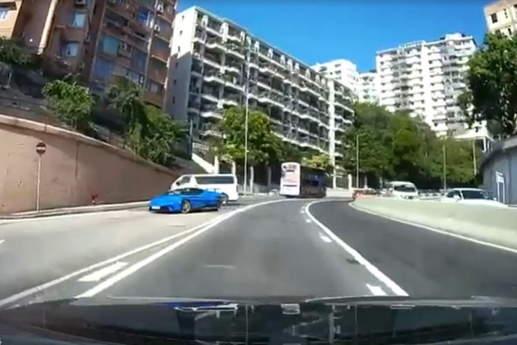 Ngebut di Jalan, Lamborghini Huracan Performante Ini Bikin Celaka Mini Van
