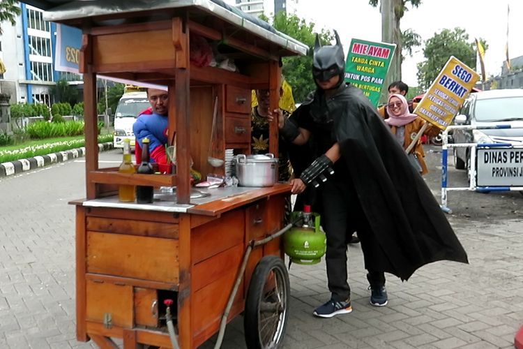 Seru! Aksi Superhero Dorong Gerobak dan Bagi-bagi Makanan Gratis di Sukoharjo