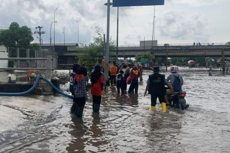 Banjir Semarang Belum Juga Surut, Akses Masuk Terminal Terboyo Terganggu
