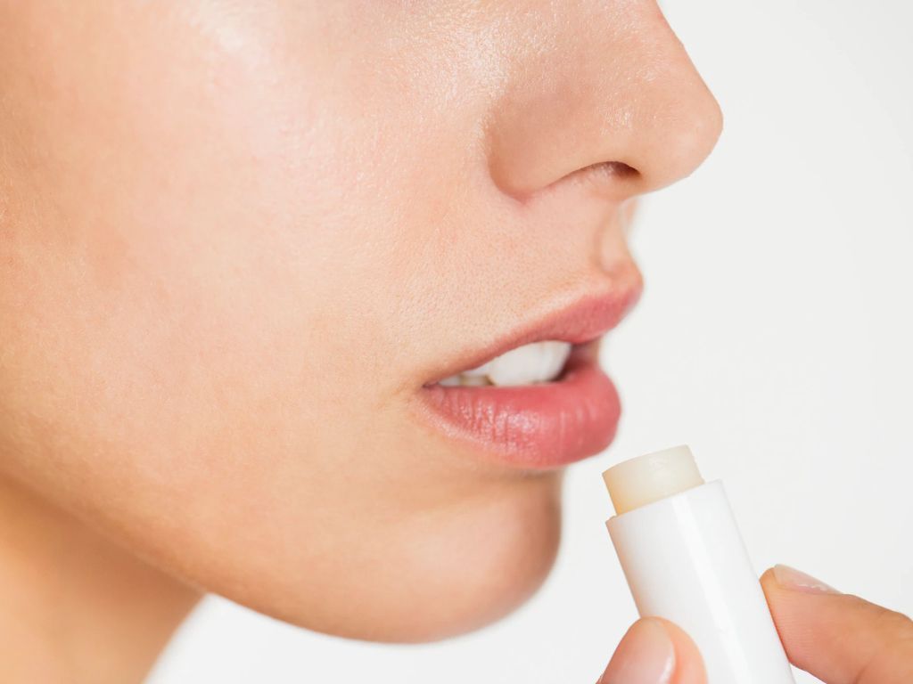 3 Kandungan Jitu si Pelembap Bibir Kering, Apa Saja?