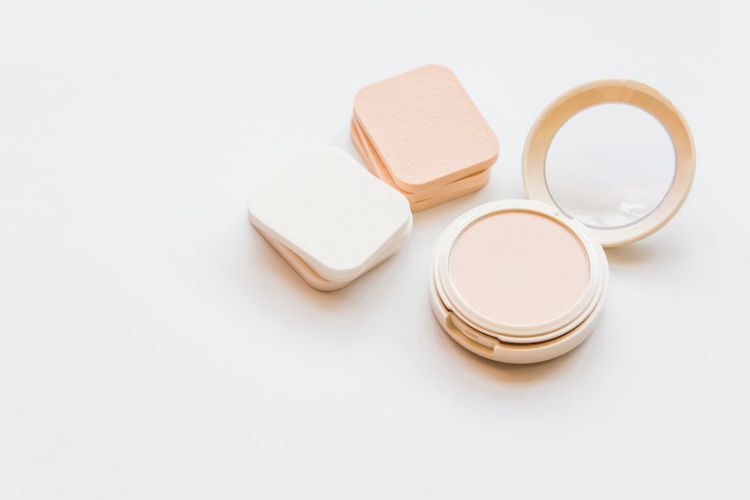 Tips Pilih Bedak Padat untuk Kulit Berminyak, Jangan Salah Cara Pakainya!