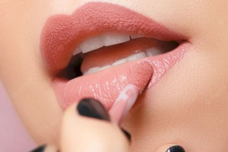 Biar Gak Salah Pakai! Pahami Dulu Nih Jenis Produk Riasan Bibir Lipstik Sesuai Kegunaanya
