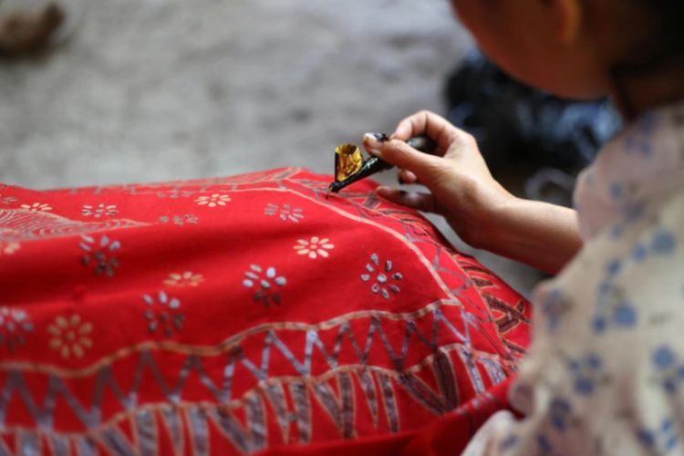 Hai Cantik! Ini Dia Tips Padu Padan Outfit Pakai Batik