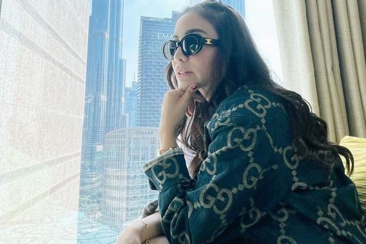Outfit Mewah Momo Geisha Liburan di Dubai, Komplit Cantiknya!