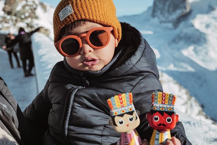 Liburan ke Swiss, Andien Aisyah dan Keluarga Ditemani Ondel-ondel Mini