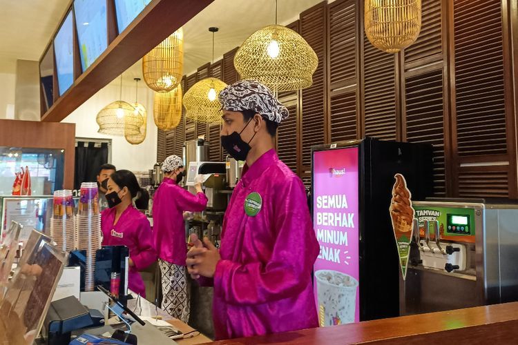 Unik! Seperti Pengantin Jawa, Pegawai Gerai Minuman Hits Ini Pakai Beskap dan Kebaya