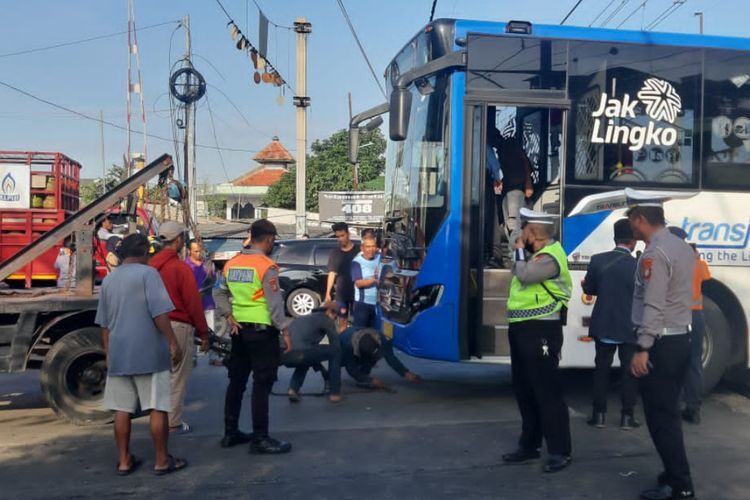 TransJakarta Mogok di Perlintasan Kereta di Jakbar, Proses Evakuasinya Bikin Deg-degan!
