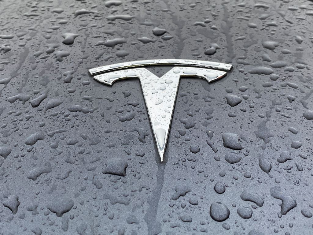 Tesla Hadirkan Aplikasi untuk Apple Watch dan Banyak Fitur Baru Lainnya, Apa Saja?