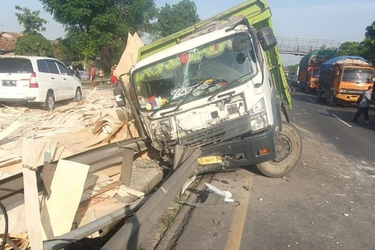 Brak! Truk Tabrak Pembatas Jalan di Tol Jakarta-Merak, 1 Orang Luka-luka