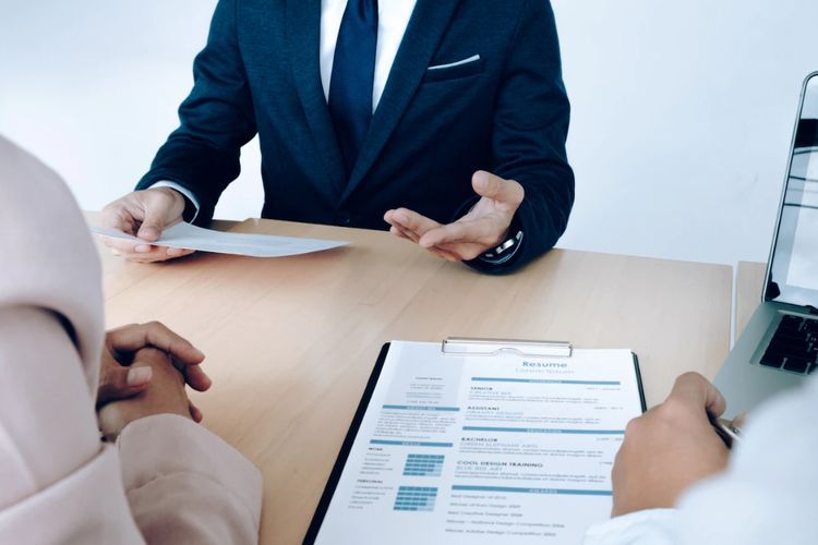 Biar Enggak Terjerat Pinjol, Intip 5 Hal yang 'Haram' Ditulis di CV Kamu