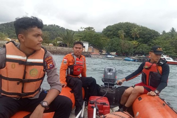 Warga Tangerang Hilang Terseret Ombak saat Foto dan Berenang di Pantai Sawarna