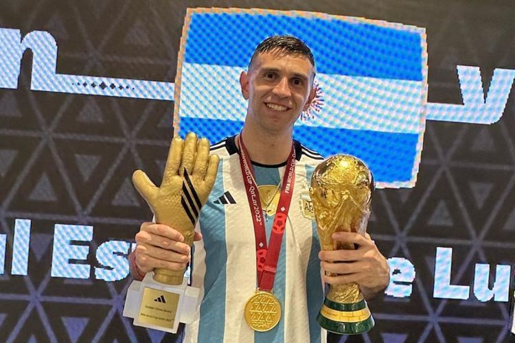 Kiper Timnas Argentina Emiliano Martinez Disanksi FIFA Akibat Selebrasi Kontroversial