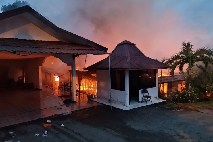 Breaking News! Rumah Dinas Kapolda Papua Terbakar, Terdengar Suara Ledakan