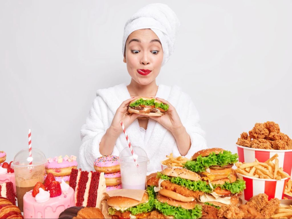 Survei Mindful Eating Ungkap 47% Orang Indonesia Lampiaskan Stres dengan Makanan