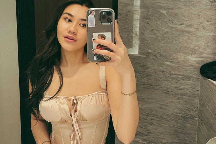Gaya Seksi Aaliyah Massaid saat Mirror Selfie, Diminta Pakai Baju Tertutup