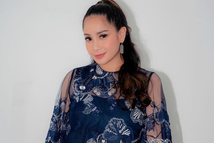 Gaya Nagita Slavina Jalan-jalan ke Mal Jadi Sorotan: Bajunya Setipis Kesabaran Cipung